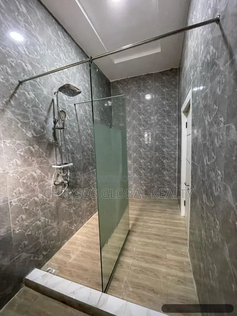 4bdrm Duplex in Kolapo Ishola Gra for rent in Akobo