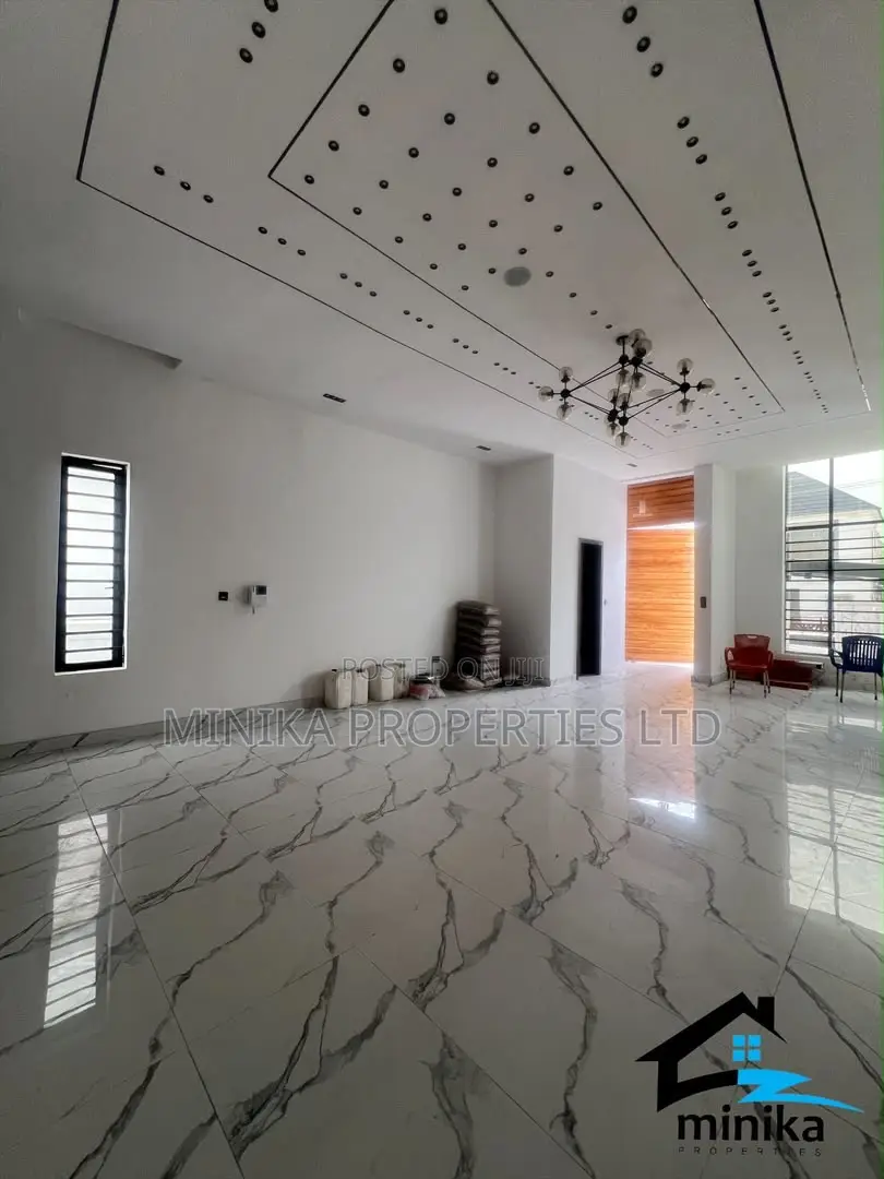 5bdrm Duplex in Ikota for sale in Ikota