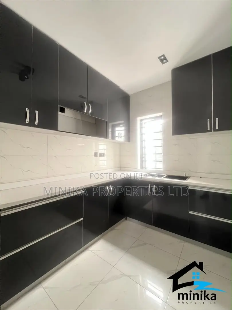5bdrm Duplex in Ikota for sale in Ikota