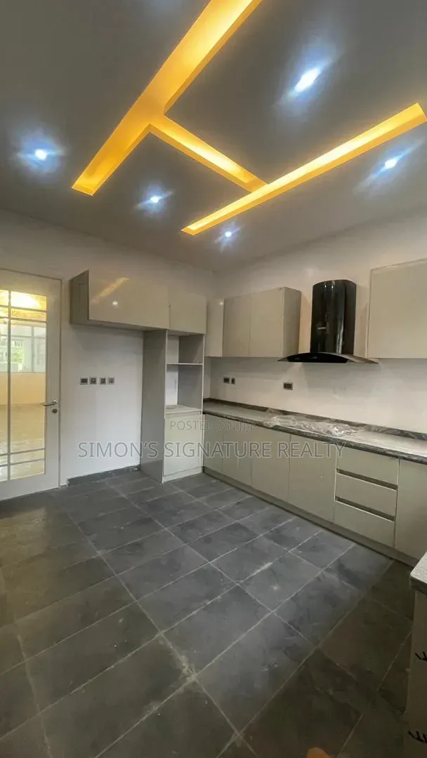 5bdrm Duplex in Ikate for sale in Ikate