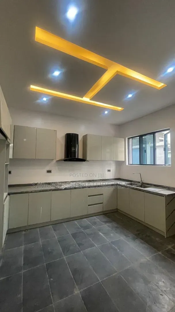 5bdrm Duplex in Ikate for sale in Ikate
