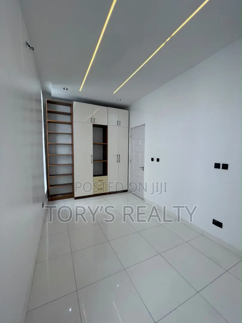 4bdrm Duplex in Ikota for sale in Ikota