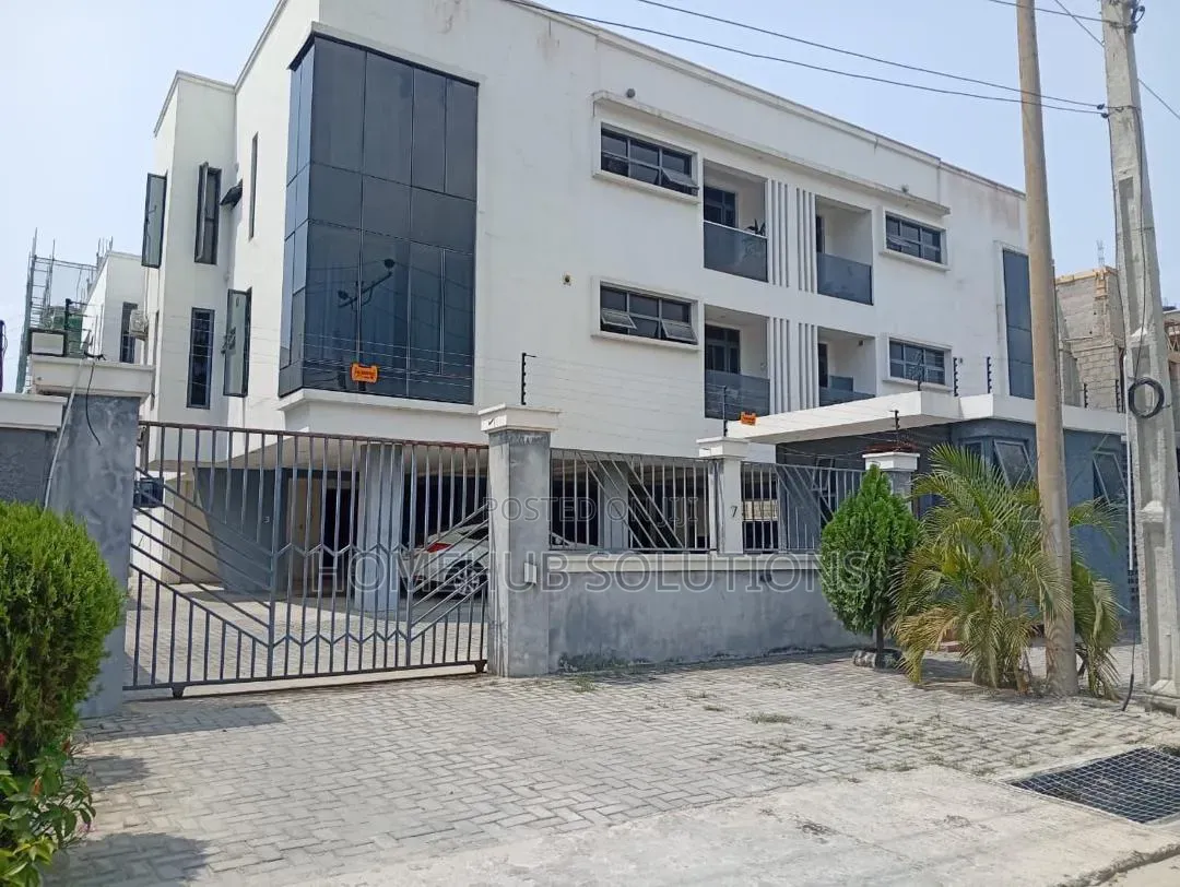 Furnished 3bdrm Apartment in Edge Water Estate, Lekki Phase 1 for sale in Lekki Phase 1