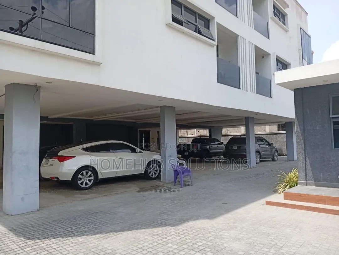 Furnished 3bdrm Apartment in Edge Water Estate, Lekki Phase 1 for sale in Lekki Phase 1
