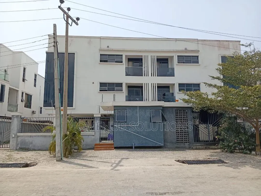 Furnished 3bdrm Apartment in Edge Water Estate, Lekki Phase 1 for sale in Lekki Phase 1