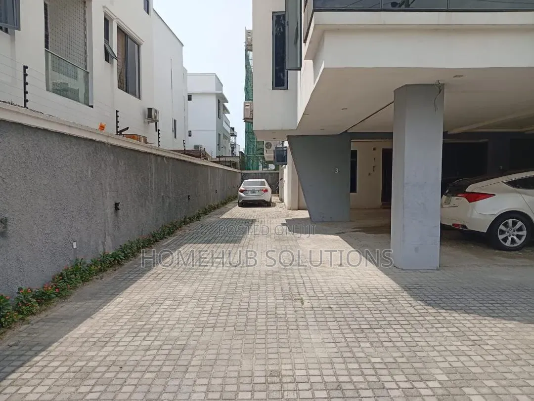 Furnished 3bdrm Apartment in Edge Water Estate, Lekki Phase 1 for sale in Lekki Phase 1