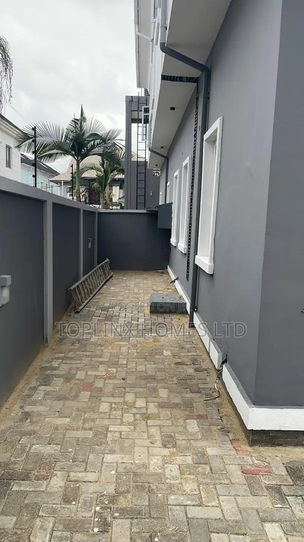 4bdrm Duplex in Beach Estate, Ogudu GRA for sale in Ogudu GRA