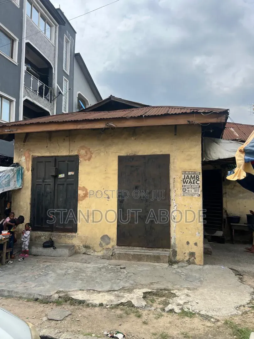8bdrm Bungalow in Good Location, Idi Araba for sale in Idi Araba