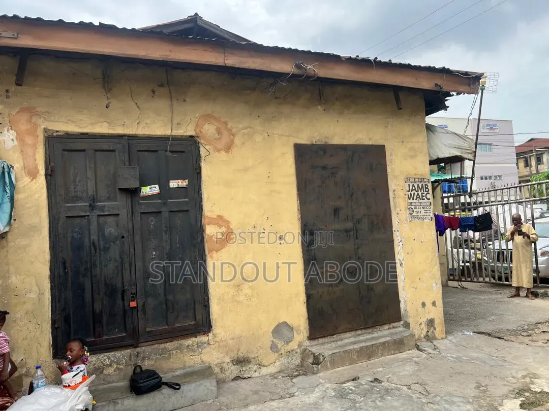 8bdrm Bungalow in Good Location, Idi Araba for sale in Idi Araba