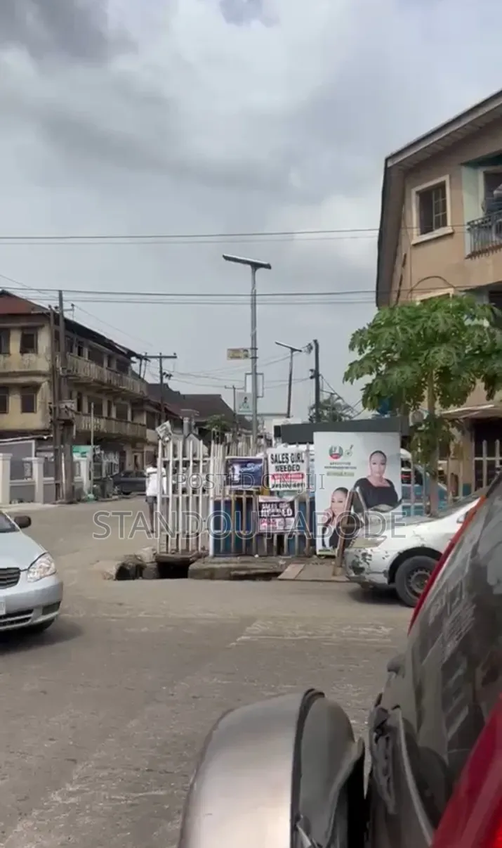 8bdrm Bungalow in Good Location, Idi Araba for sale in Idi Araba
