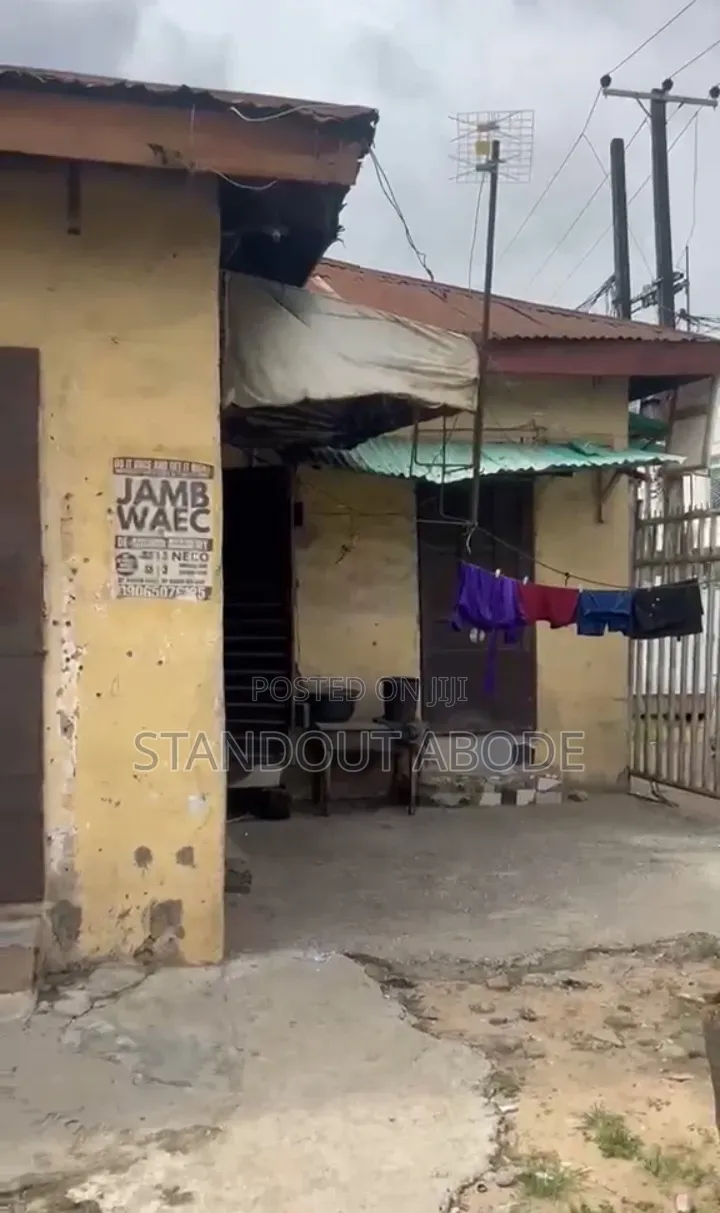 8bdrm Bungalow in Good Location, Idi Araba for sale in Idi Araba