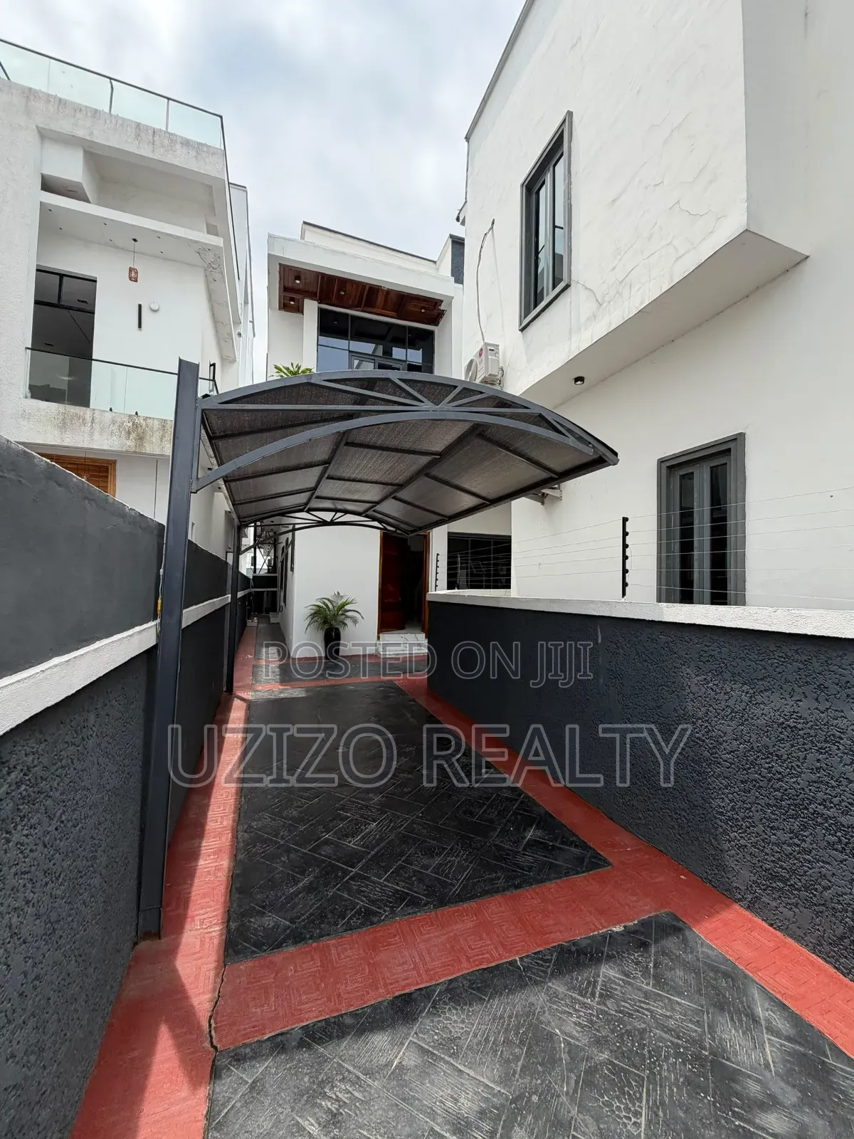 4bdrm Duplex in Orchid Road, Lafiaji for sale in Lafiaji