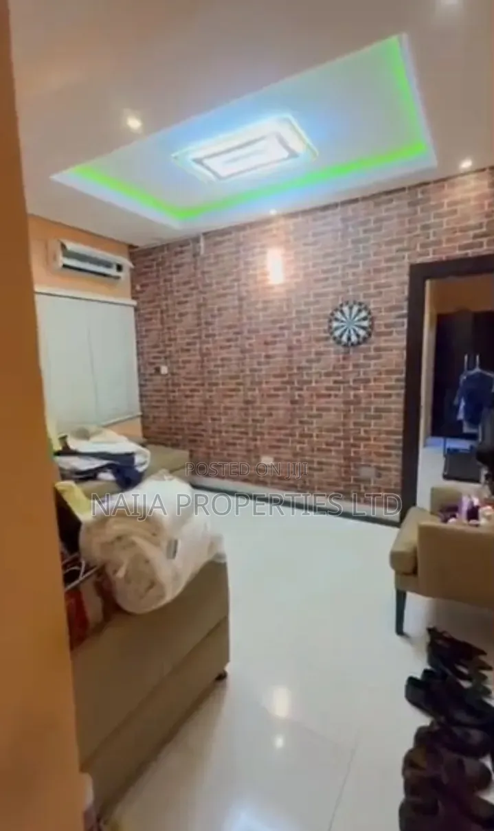 Mini Flat in Chevron for rent in Chevron