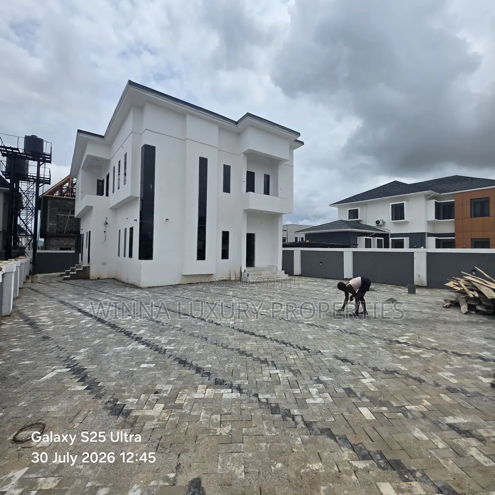 5bdrm Duplex in Around Jedo Axis, Lugbe District for sale in Lugbe District