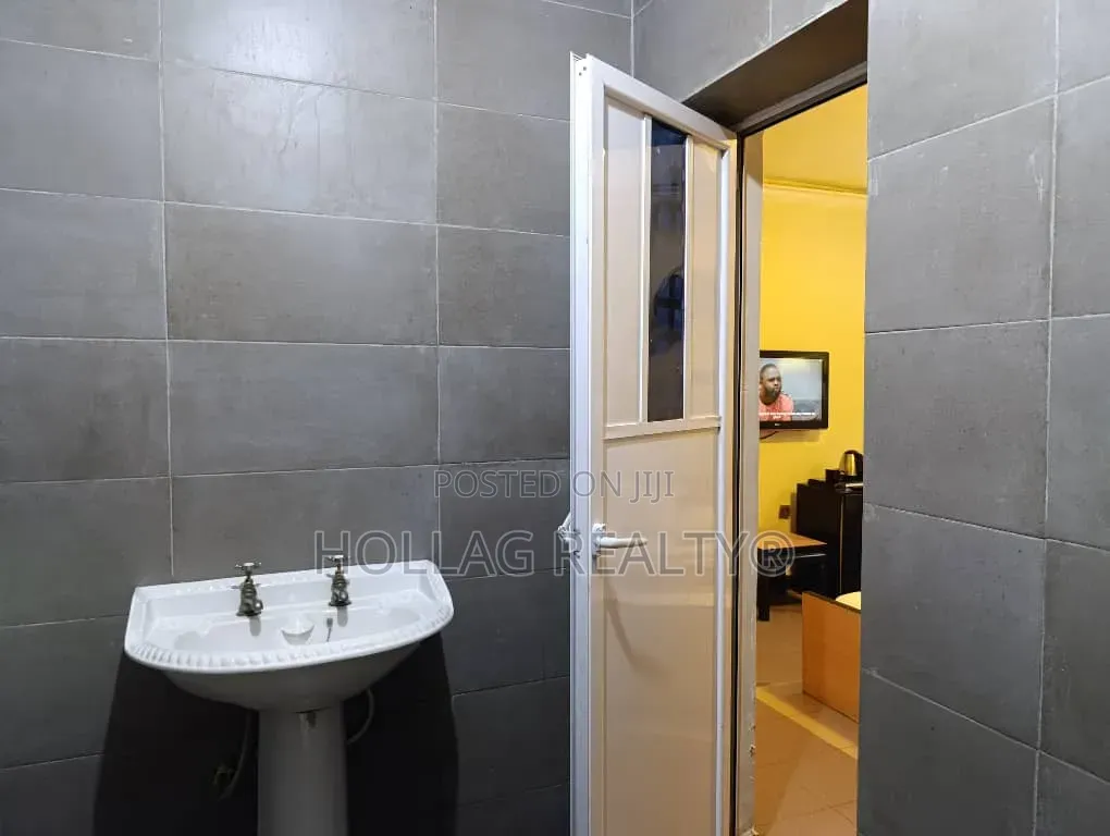25 Rooms Hotel at Acme, Ikeja. in Agidingbi