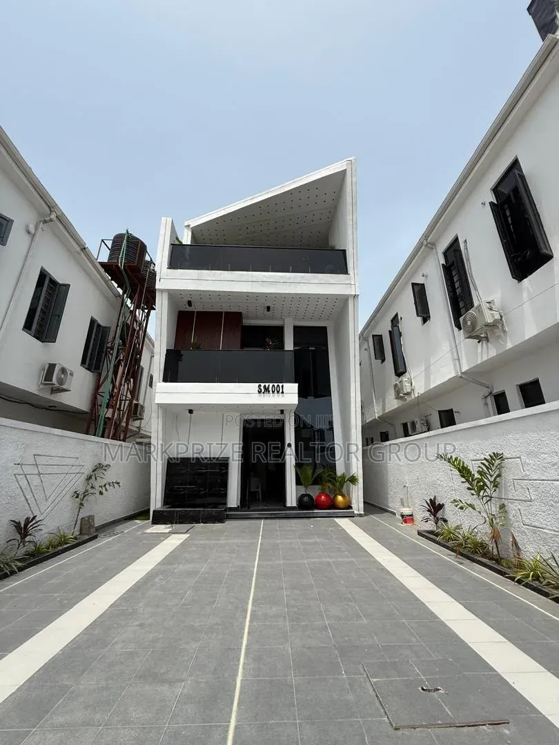 5bdrm Duplex in Ikota Lagos for sale in Ikota