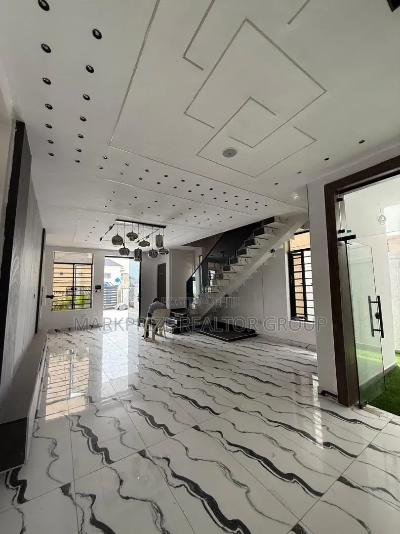 5bdrm Duplex in Ikota Lagos for sale in Ikota