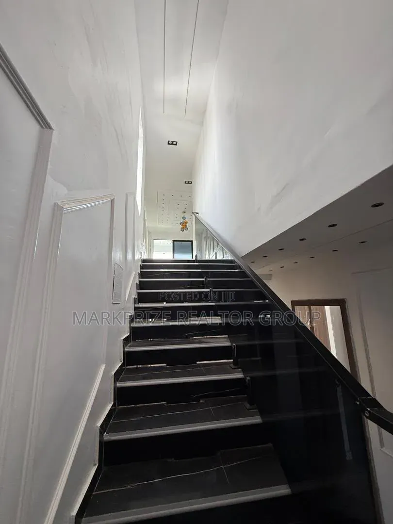 5bdrm Duplex in Ikota Lagos for sale in Ikota