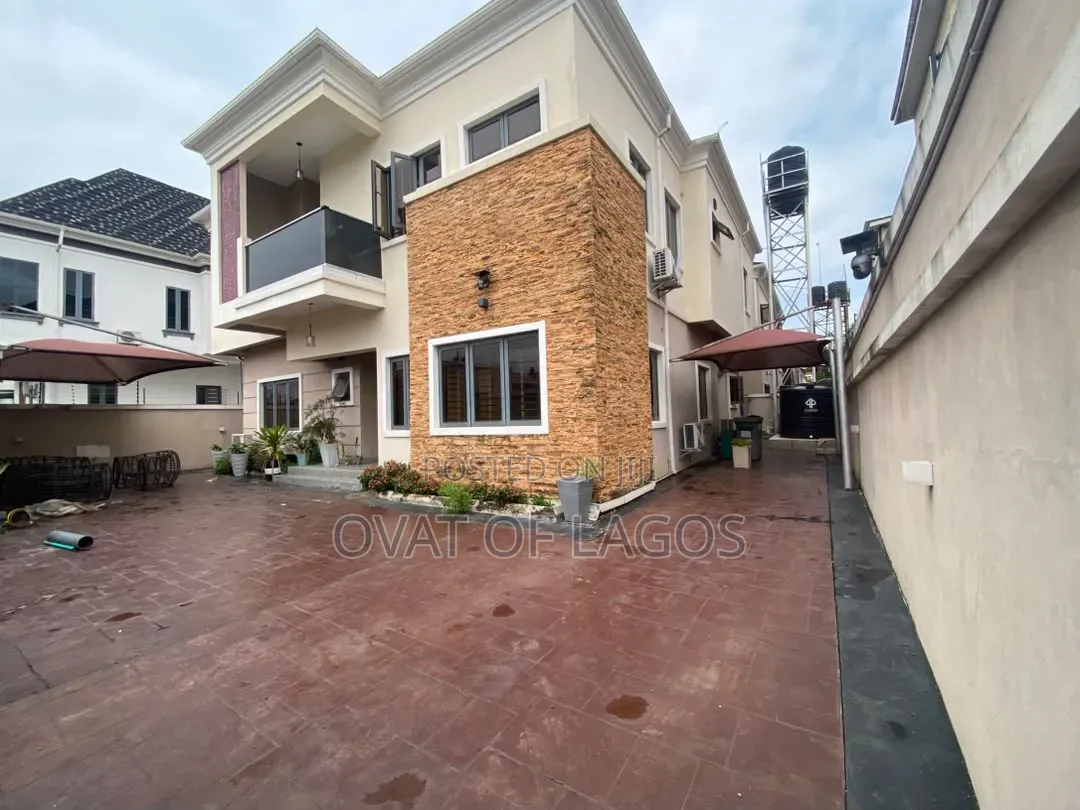 4bdrm Duplex in Ikota for rent in Ikota