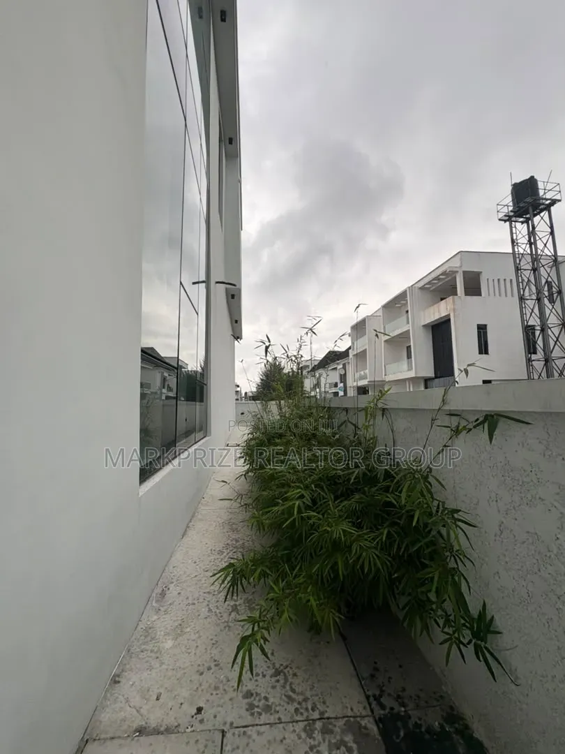 5bdrm Duplex in Lekki County Homes, Ikota for sale in Ikota
