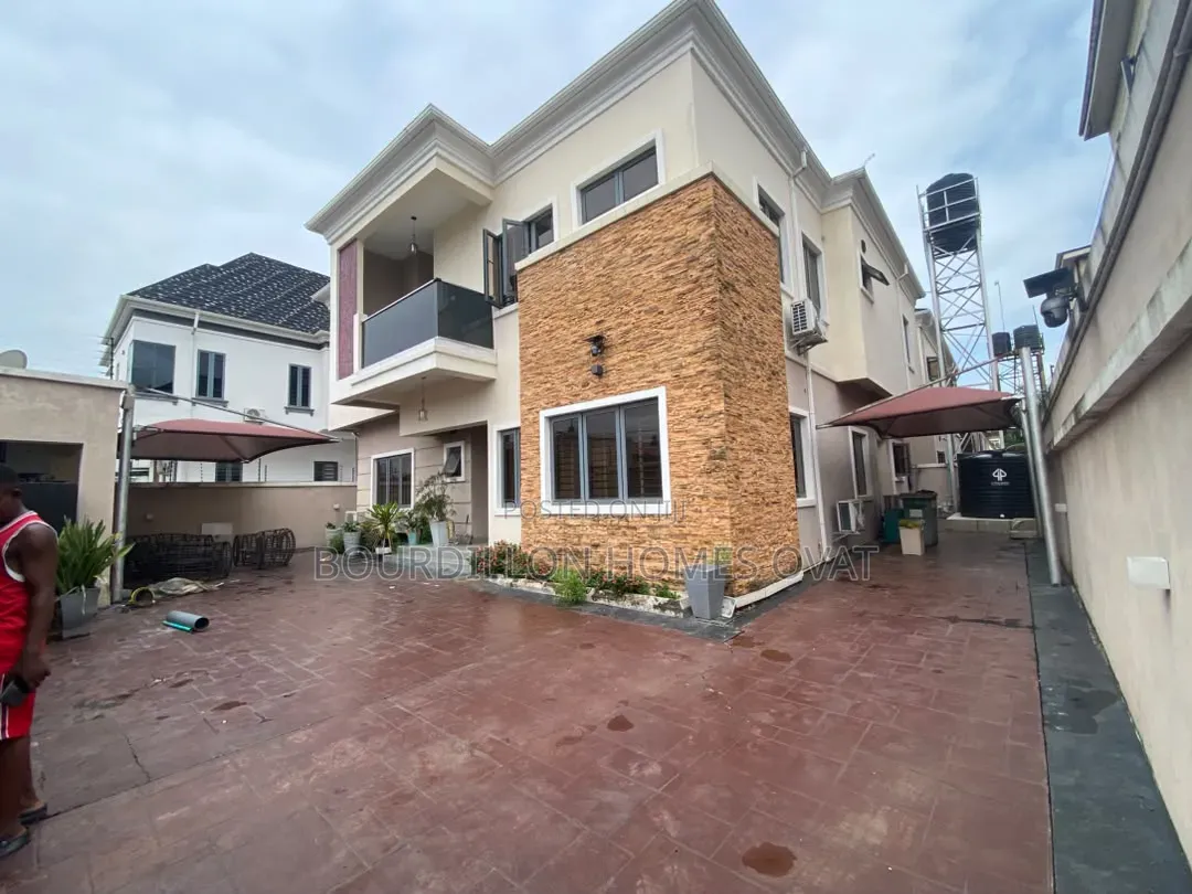 4bdrm Duplex in Ikota Villa Estate for rent in Ikota