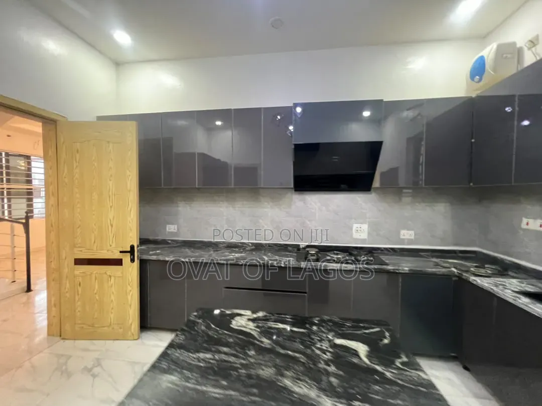5bdrm Duplex in Chevron for rent in Chevron