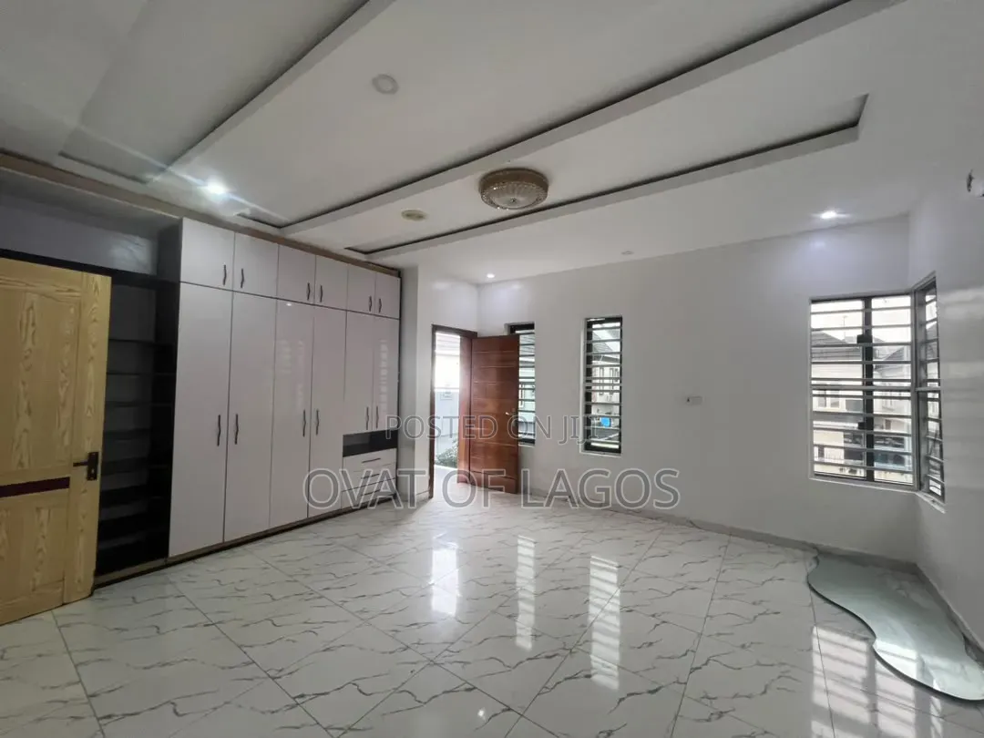 5bdrm Duplex in Chevron for rent in Chevron