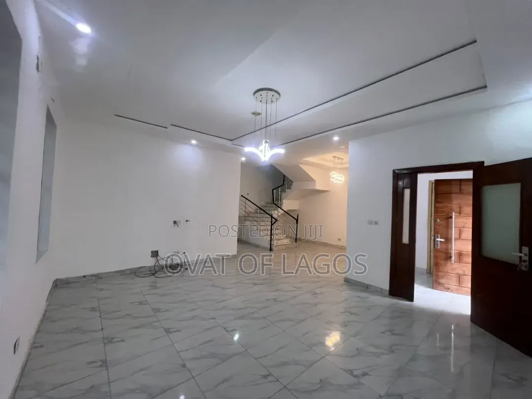 5bdrm Duplex in Chevron for rent in Chevron