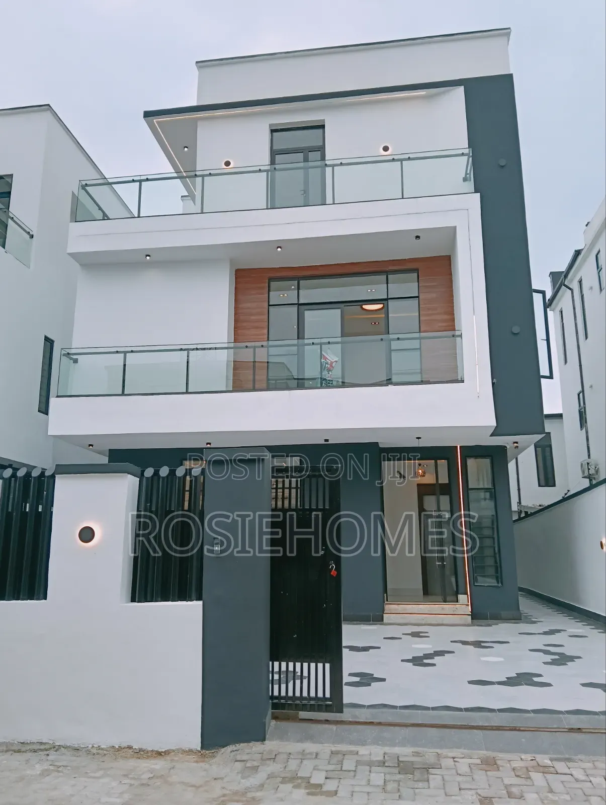 5bdrm Duplex in Deffooil Estate, Chevron for sale in Chevron