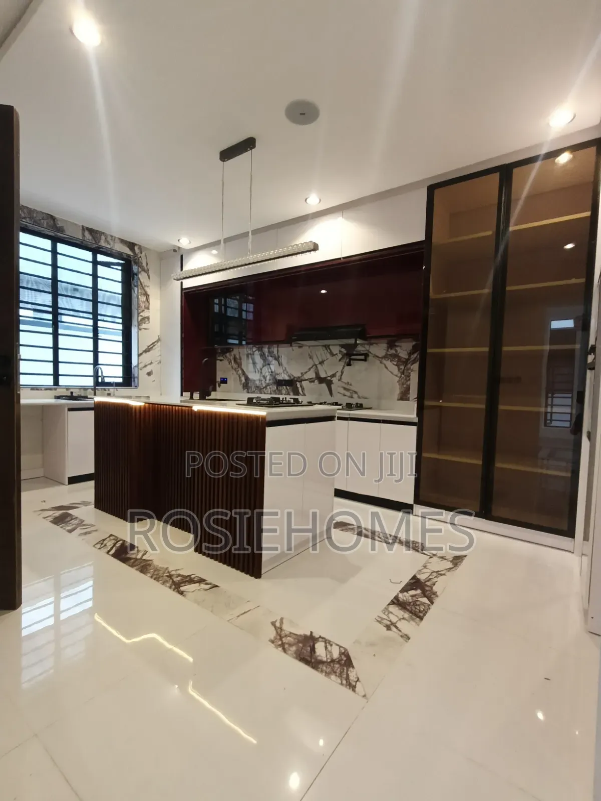 5bdrm Duplex in Deffooil Estate, Chevron for sale in Chevron