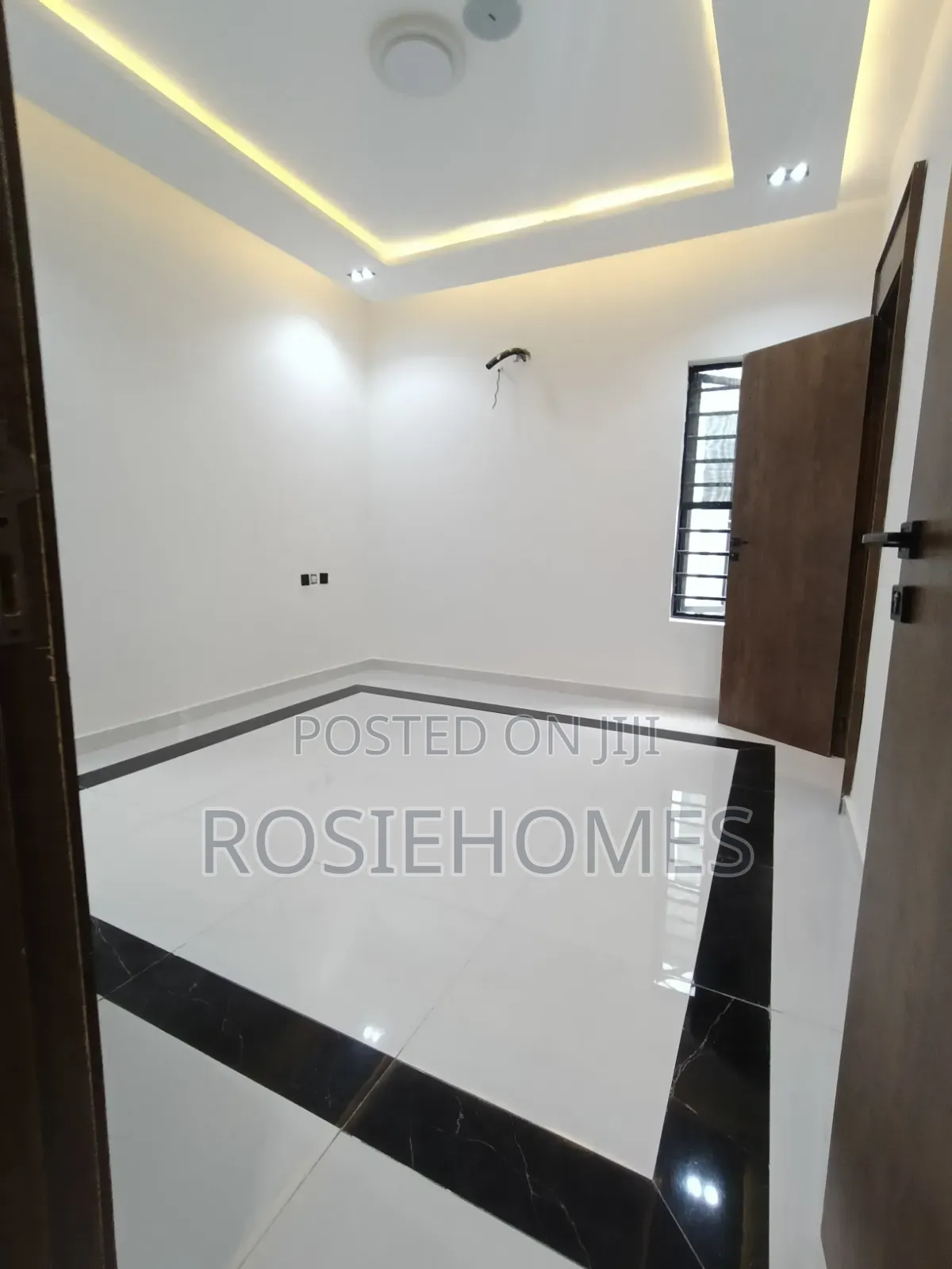 5bdrm Duplex in Deffooil Estate, Chevron for sale in Chevron