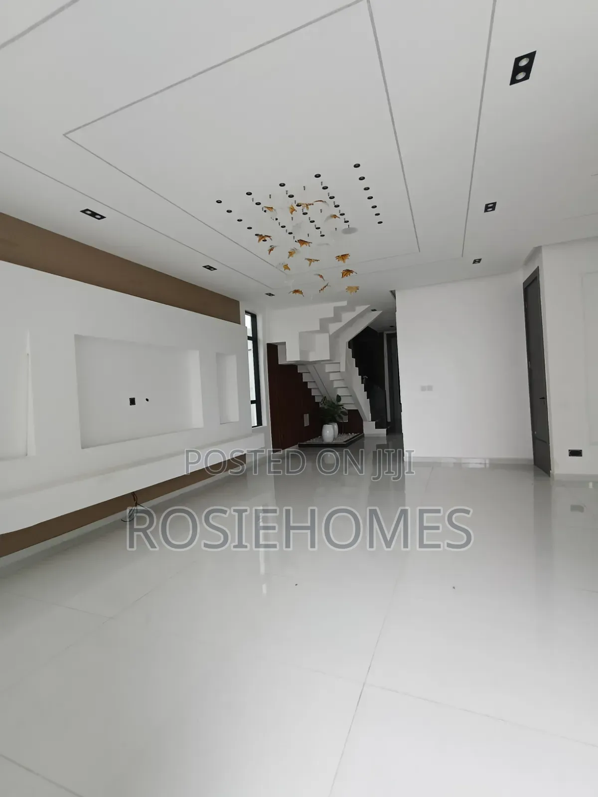5bdrm Duplex in Deffodil Estate, Chevron for sale in Chevron