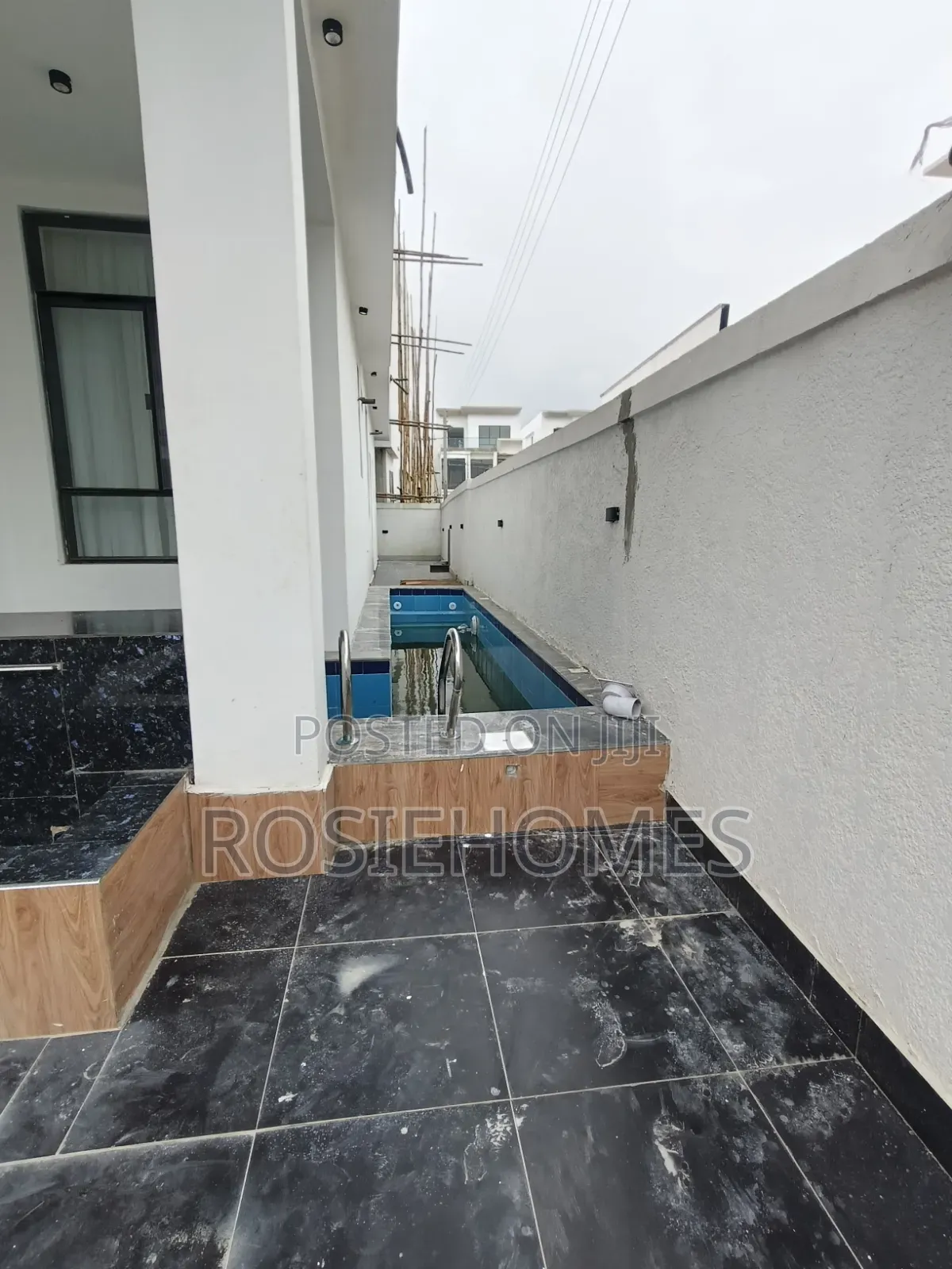 5bdrm Duplex in Deffodil Estate, Chevron for sale in Chevron