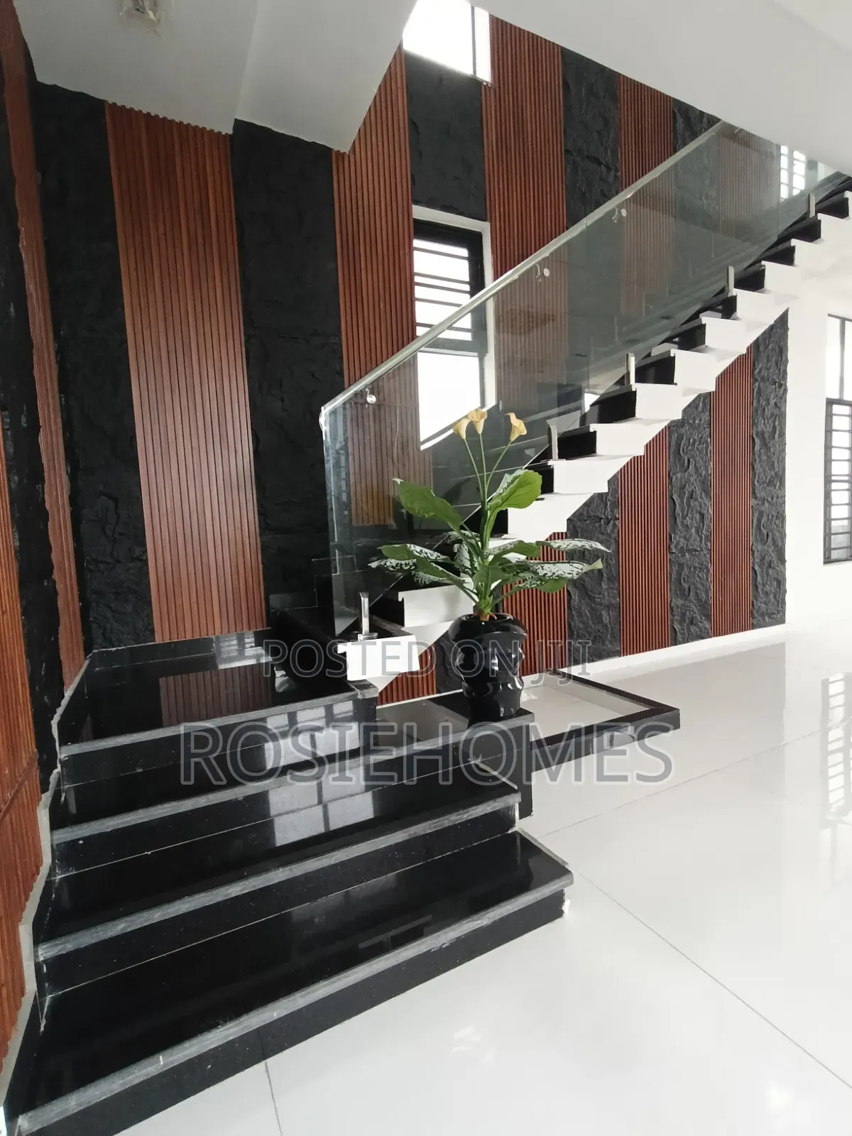 5bdrm Duplex in Deffodil Estate, Chevron for sale in Chevron