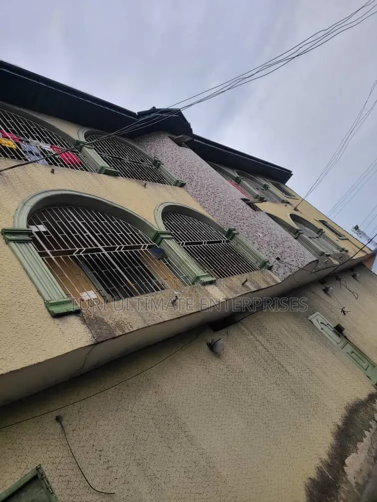 2bdrm Block of Flats in Uvwie for sale in Uvwie