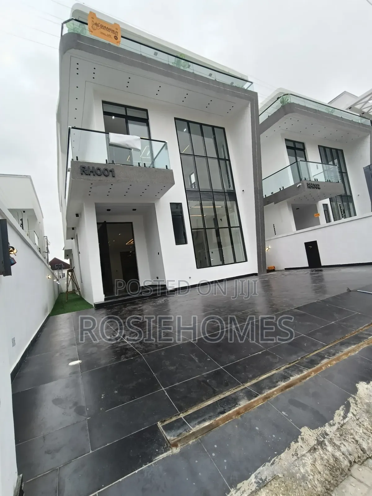 5bdrm Duplex in Deffodil Estate, Chevron for sale in Chevron