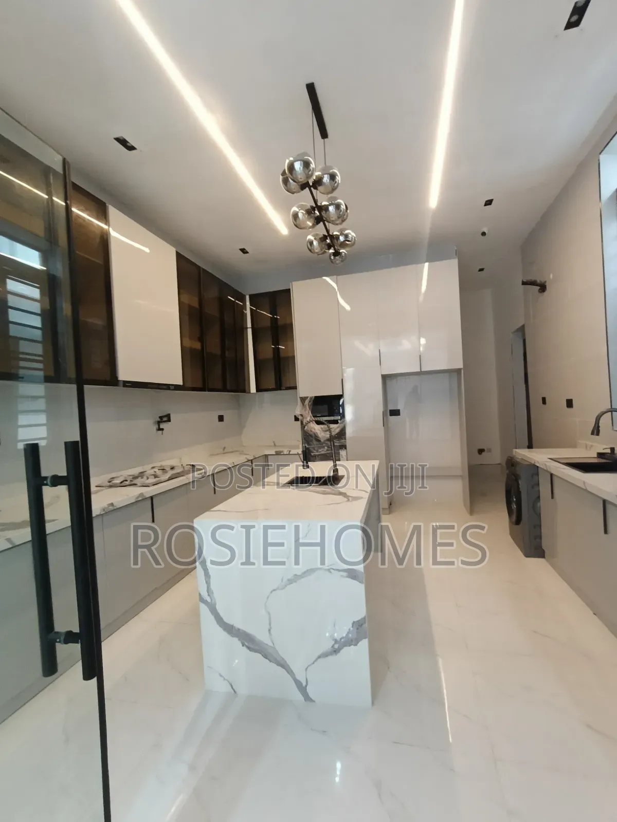 5bdrm Duplex in Deffodil Estate, Chevron for sale in Chevron