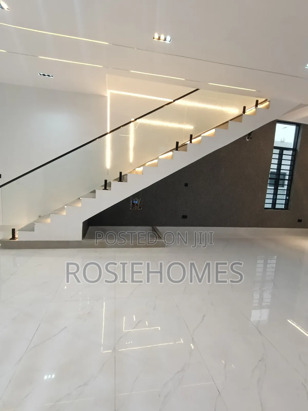 5bdrm Duplex in Deffodil Estate, Chevron for sale in Chevron