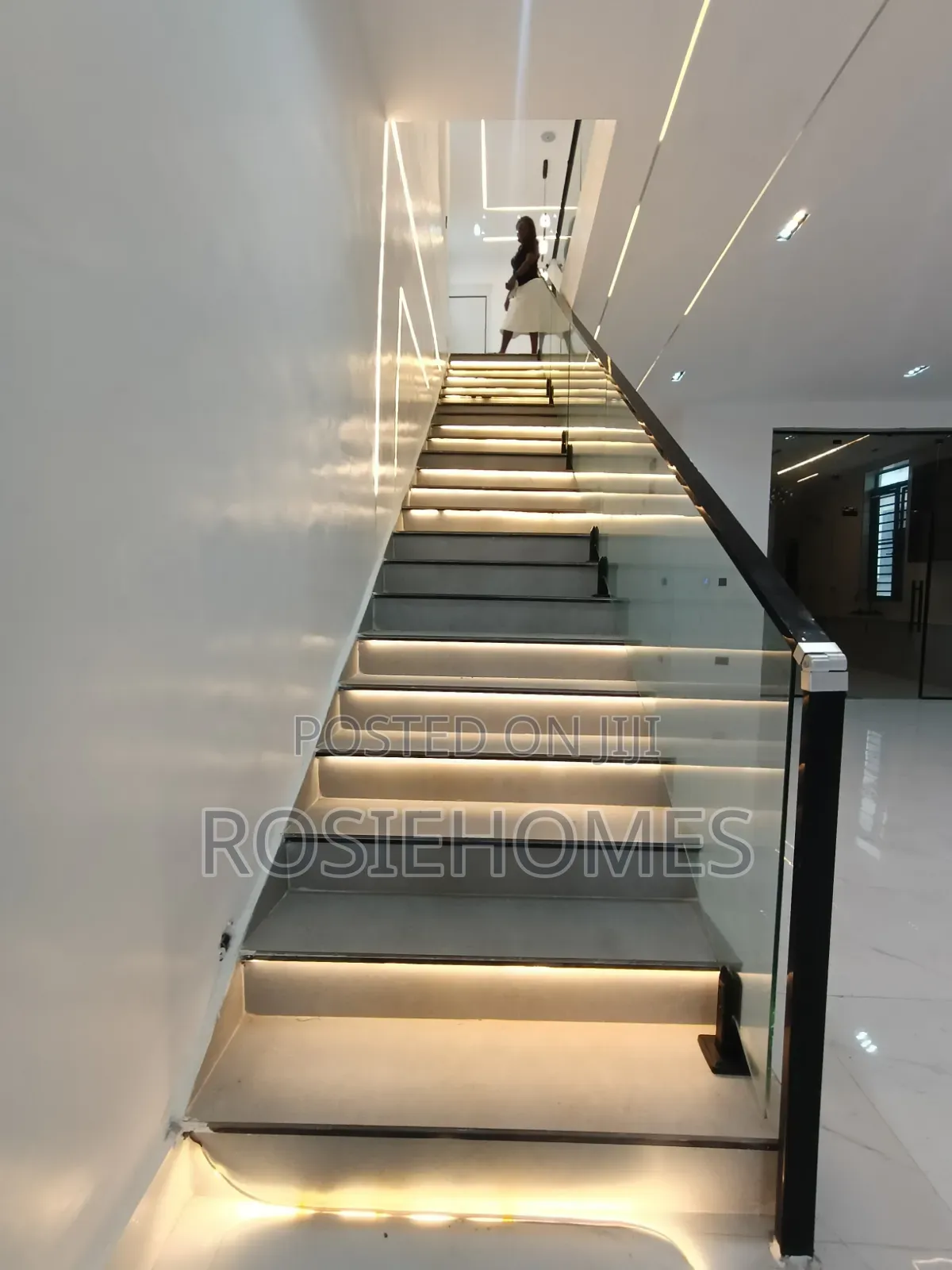 5bdrm Duplex in Deffodil Estate, Chevron for sale in Chevron