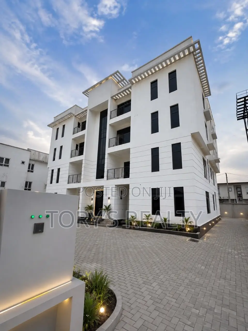 3bdrm Penthouse in Osapa london for sale in Osapa london