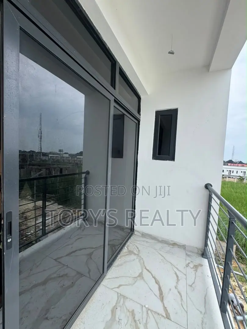 3bdrm Penthouse in Osapa london for sale in Osapa london