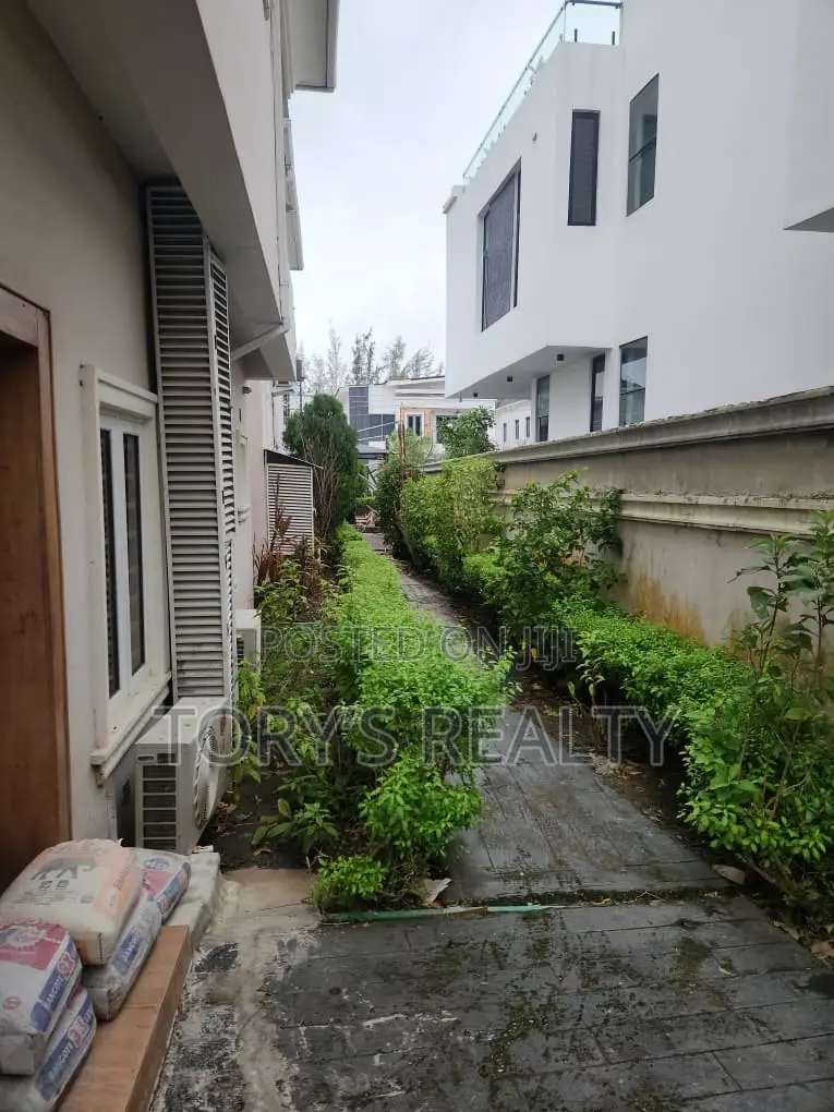 4bdrm Duplex in Kosofe / Kosofe for sale in Kosofe / Kosofe