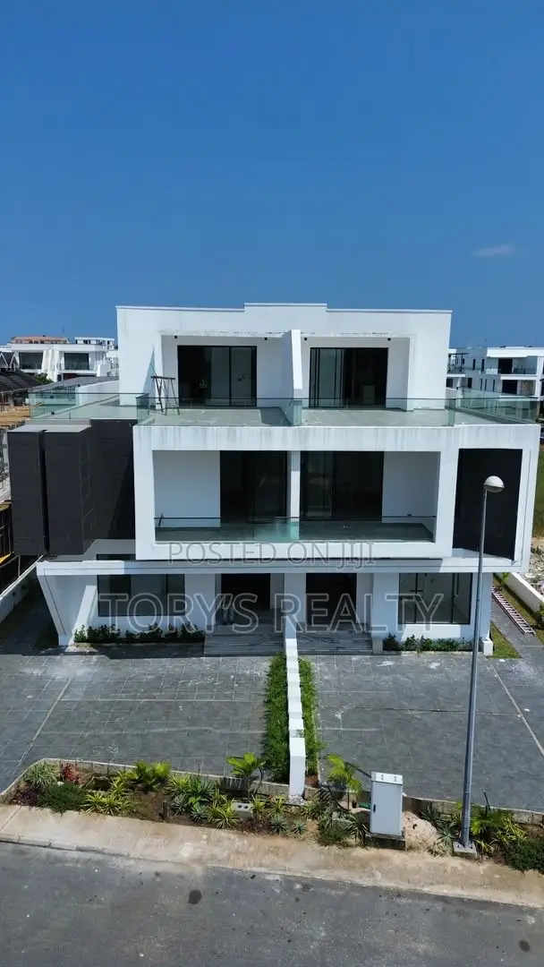5bdrm Duplex in Ikate for sale in Ikate