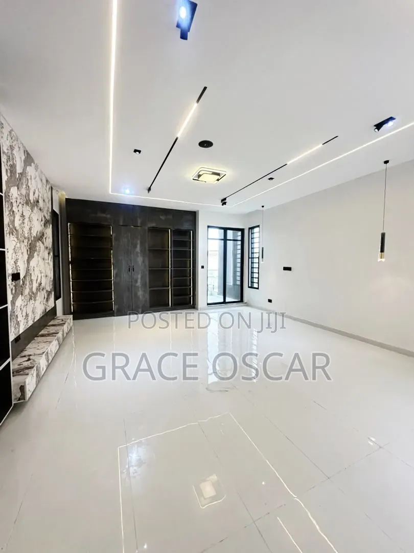 5bdrm Duplex in Ikota for sale in Ikota