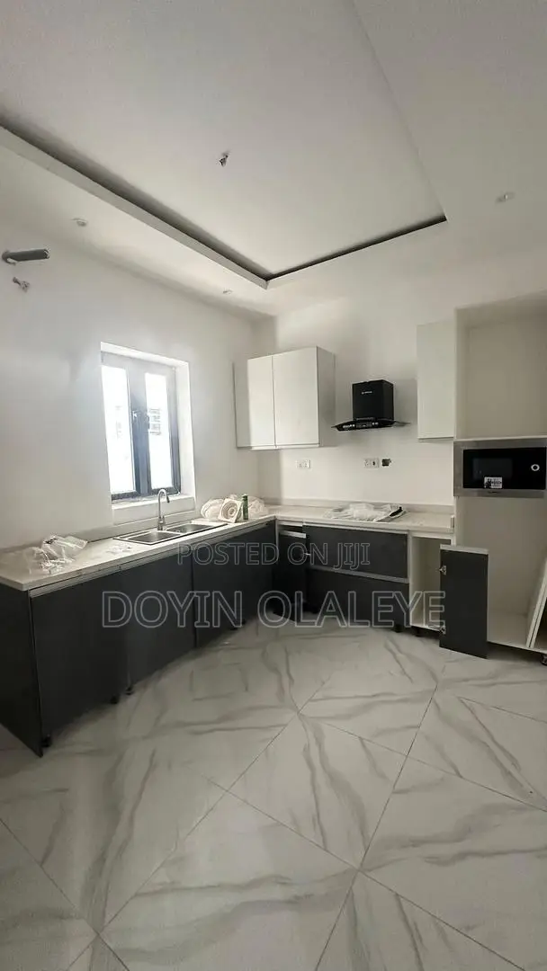 4bdrm Townhouse/Terrace in Ikota for sale in Ikota