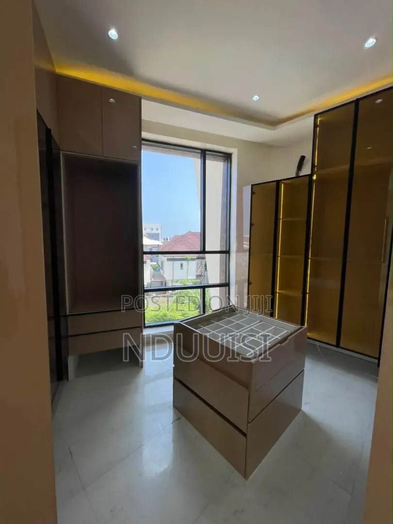 5bdrm Duplex in Chevron for sale in Chevron