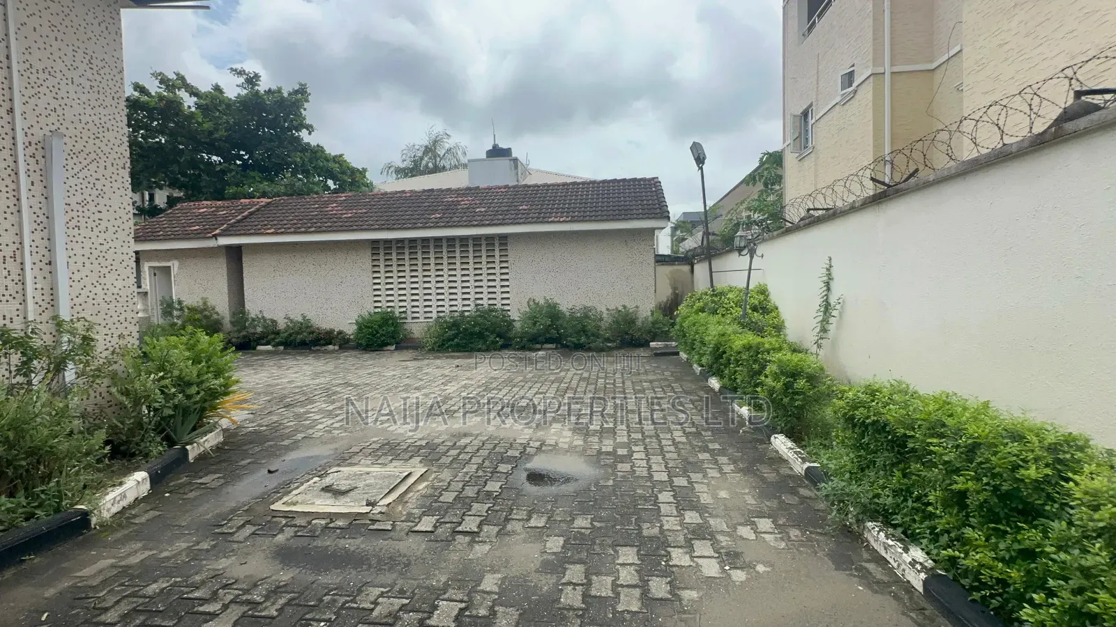 8 Bedroom Duplex on 1000sqm at Oniru Estate for Office Use in Victoria Island Extension