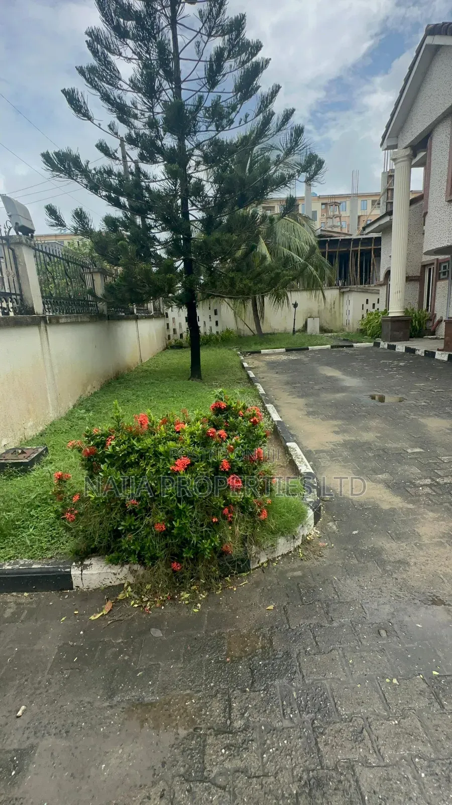 8 Bedroom Duplex on 1000sqm at Oniru Estate for Office Use in Victoria Island Extension