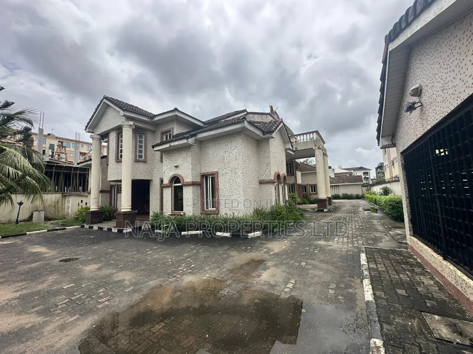 8 Bedroom Duplex on 1000sqm at Oniru Estate for Office Use in Victoria Island Extension