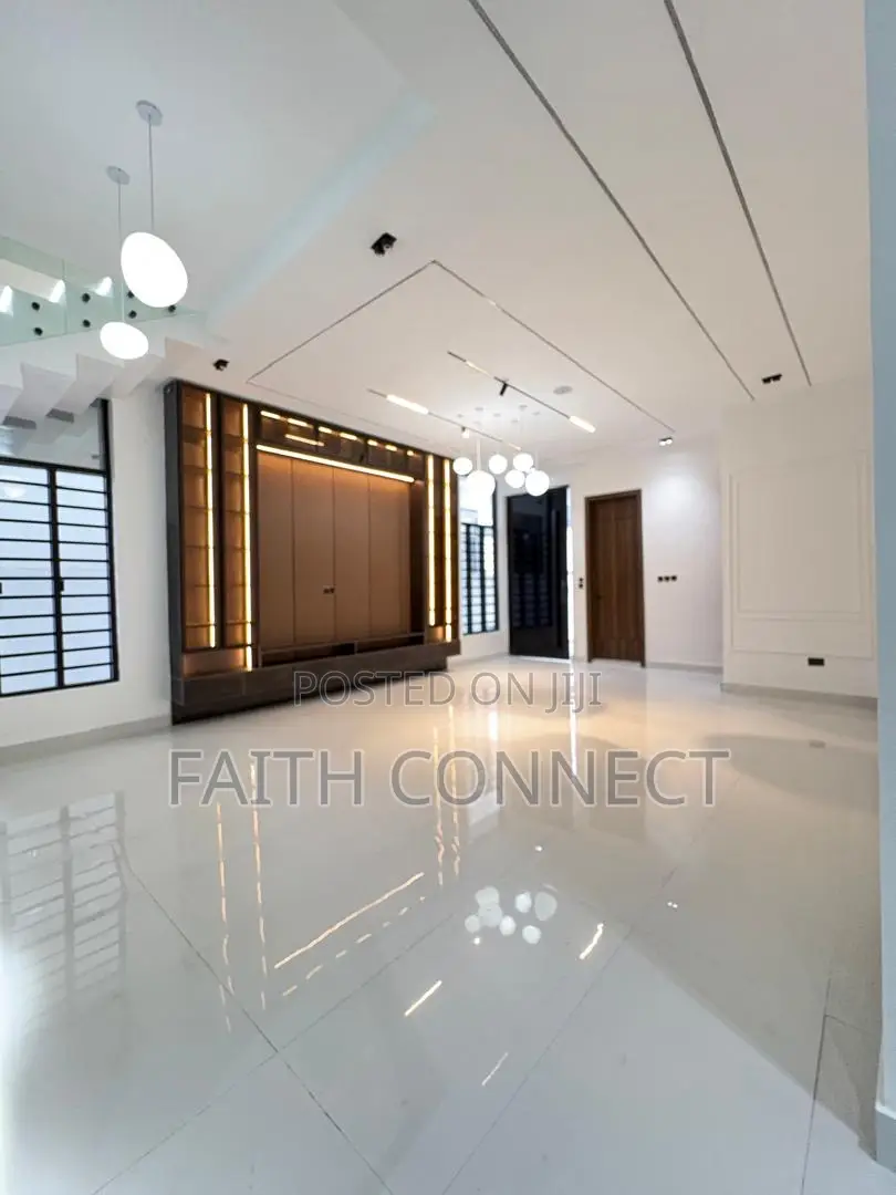 5bdrm Duplex in Chevron for sale in Chevron